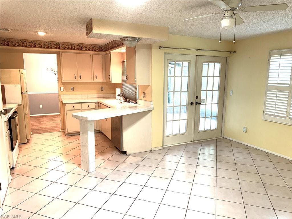 537 Landmark Dr, Naples, FL 34112-6