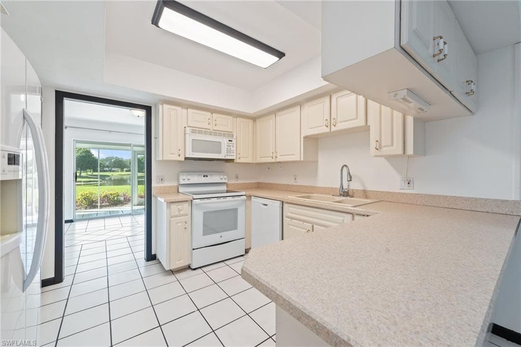 494 Bristle Cone Ln 48, Naples, FL 34113-7