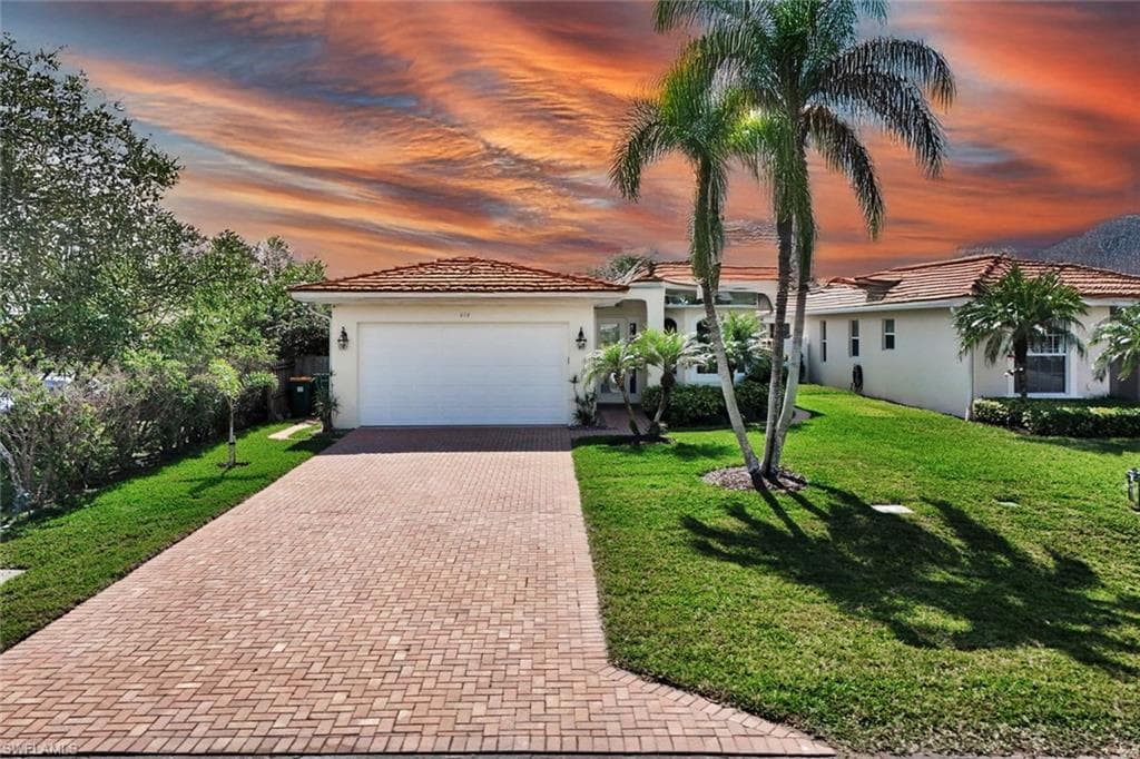 684 98th Ave N, Naples, FL 34108-1