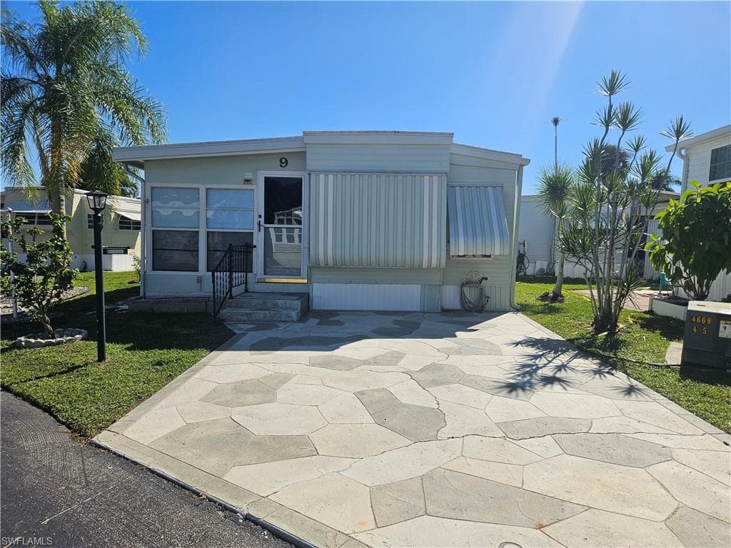 9 Garnet Dr 9g, Naples, FL 34114-2