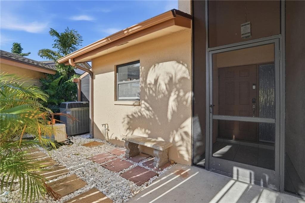 6431 Royal Woods Dr, Fort Myers, FL 33908-3