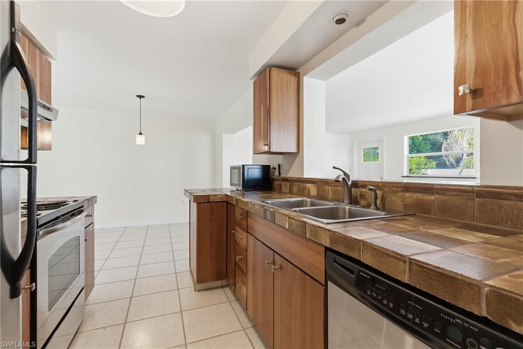 1235 Rordon Ave, Naples, FL 34103-9