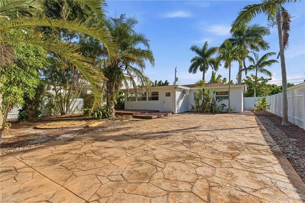 1235 Rordon Ave, Naples, FL 34103-35