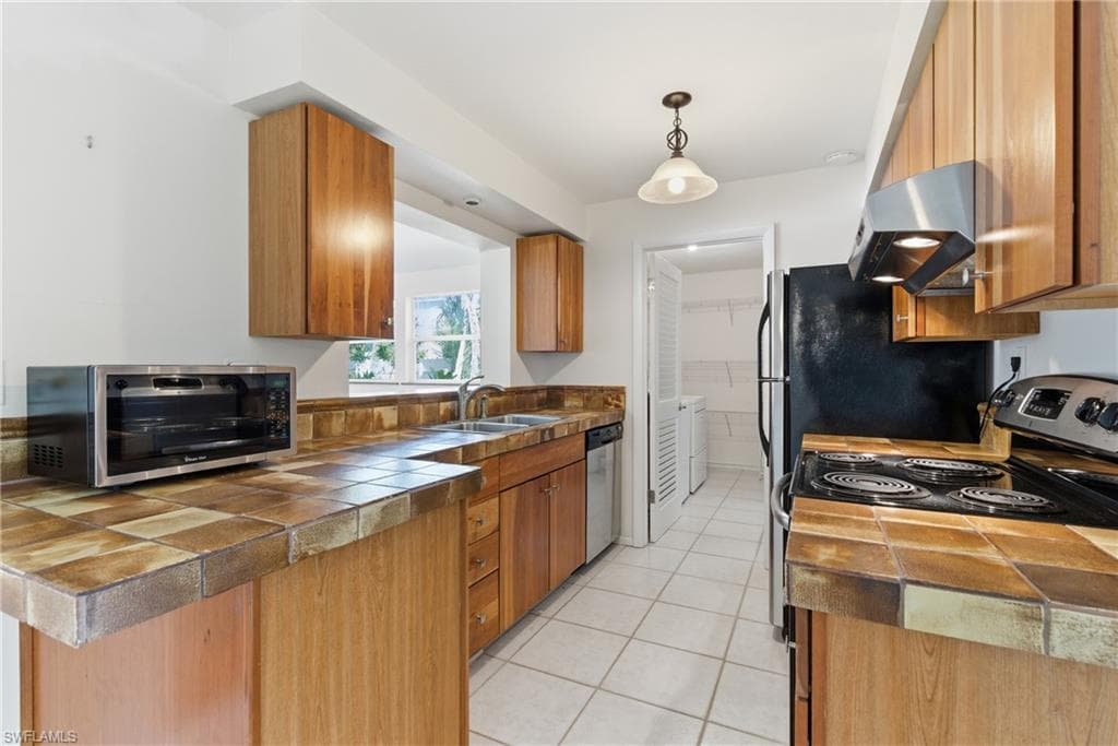 1235 Rordon Ave, Naples, FL 34103-5