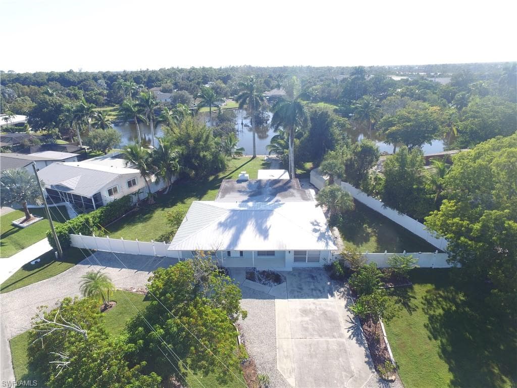 22 Constitution Dr, Naples, FL 34112-1