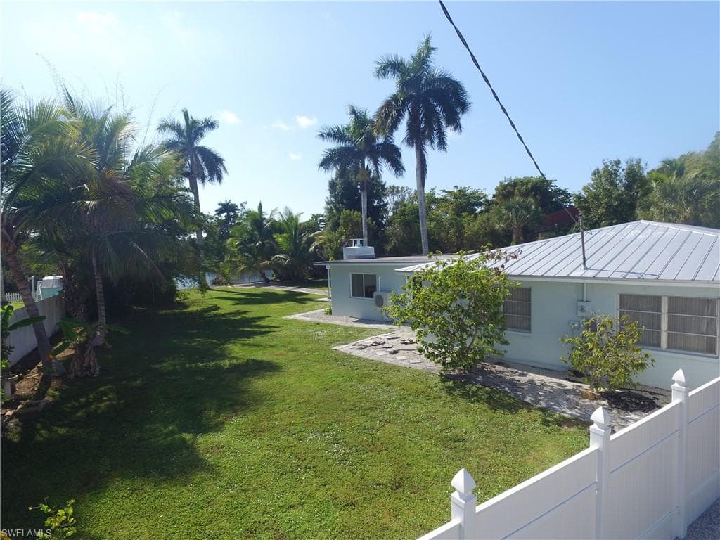 22 Constitution Dr, Naples, FL 34112-5