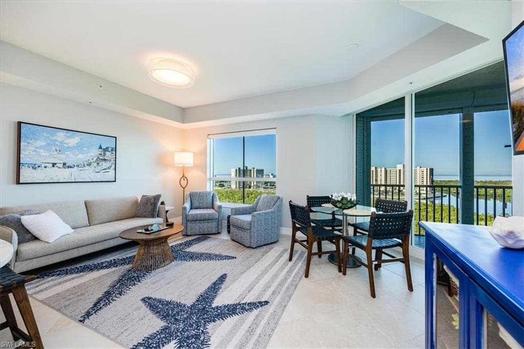 295 Grande Way 702, Naples, FL 34110-8