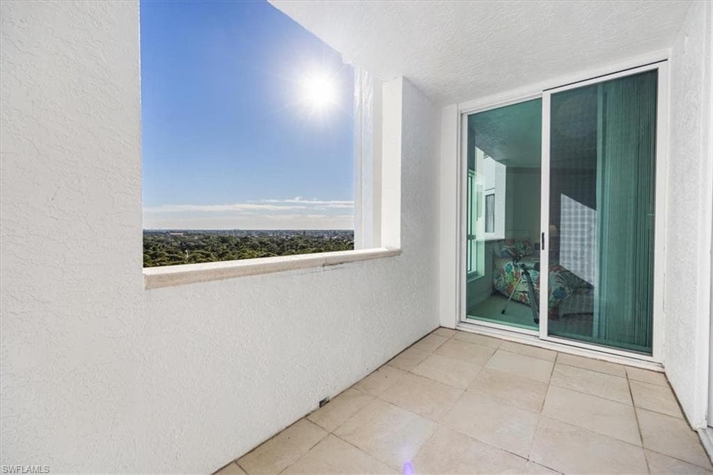 295 Grande Way 702, Naples, FL 34110-19