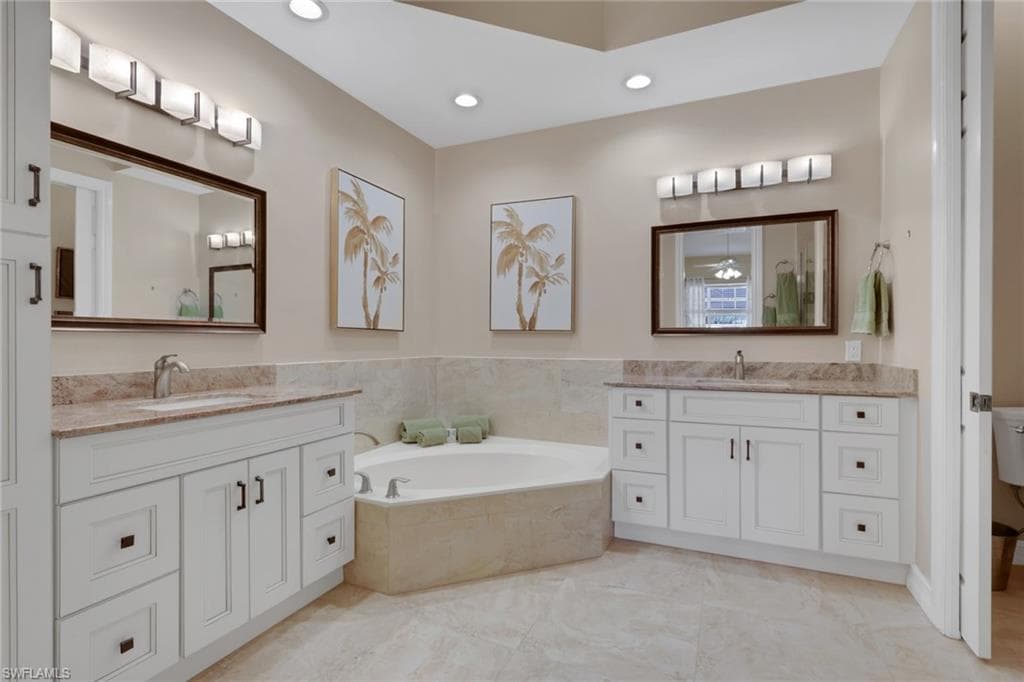 820 Bentwater Cir 202, Naples, FL 34108-22