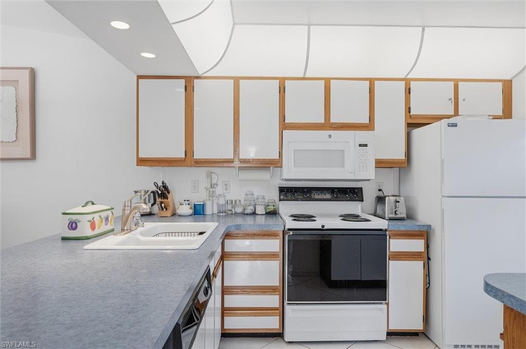 1165 Mainsail Dr 611, Naples, FL 34114-19