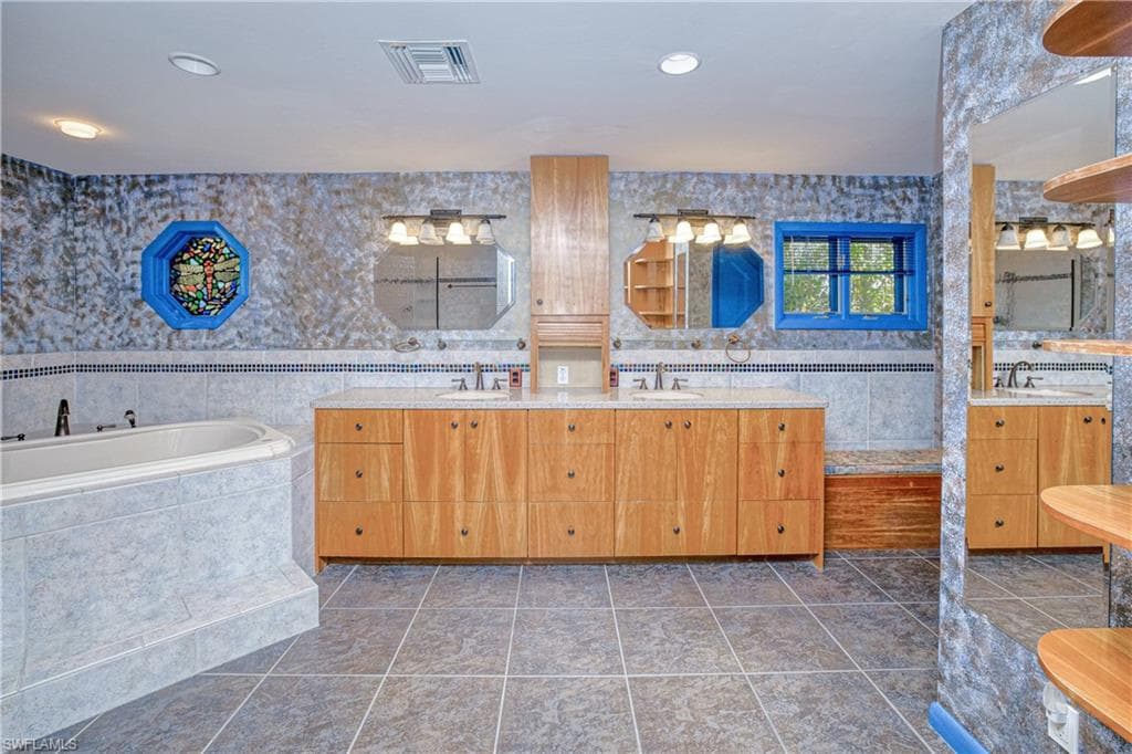 1320 Kingswood Ct, Fort Myers, FL 33919-8