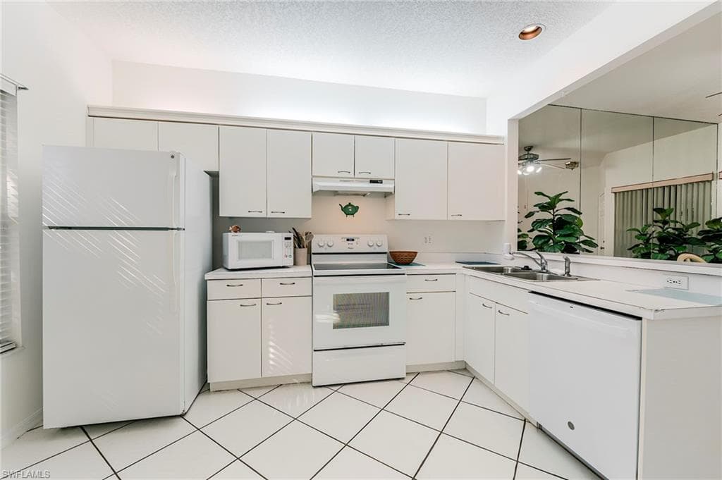 419 Emerald Bay Cir B6, Naples, FL 34110-15