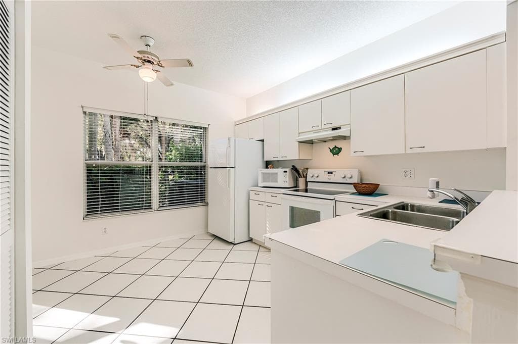 419 Emerald Bay Cir B6, Naples, FL 34110-16