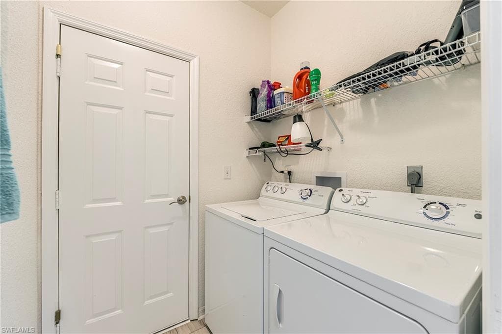 419 Emerald Bay Cir B6, Naples, FL 34110-26