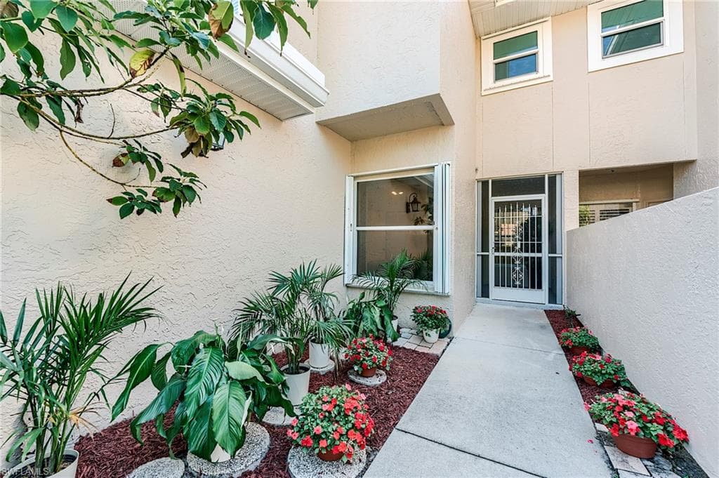 419 Emerald Bay Cir B6, Naples, FL 34110-1