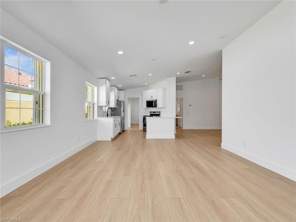 8205 Xenia Ln, Naples, FL 34114-8