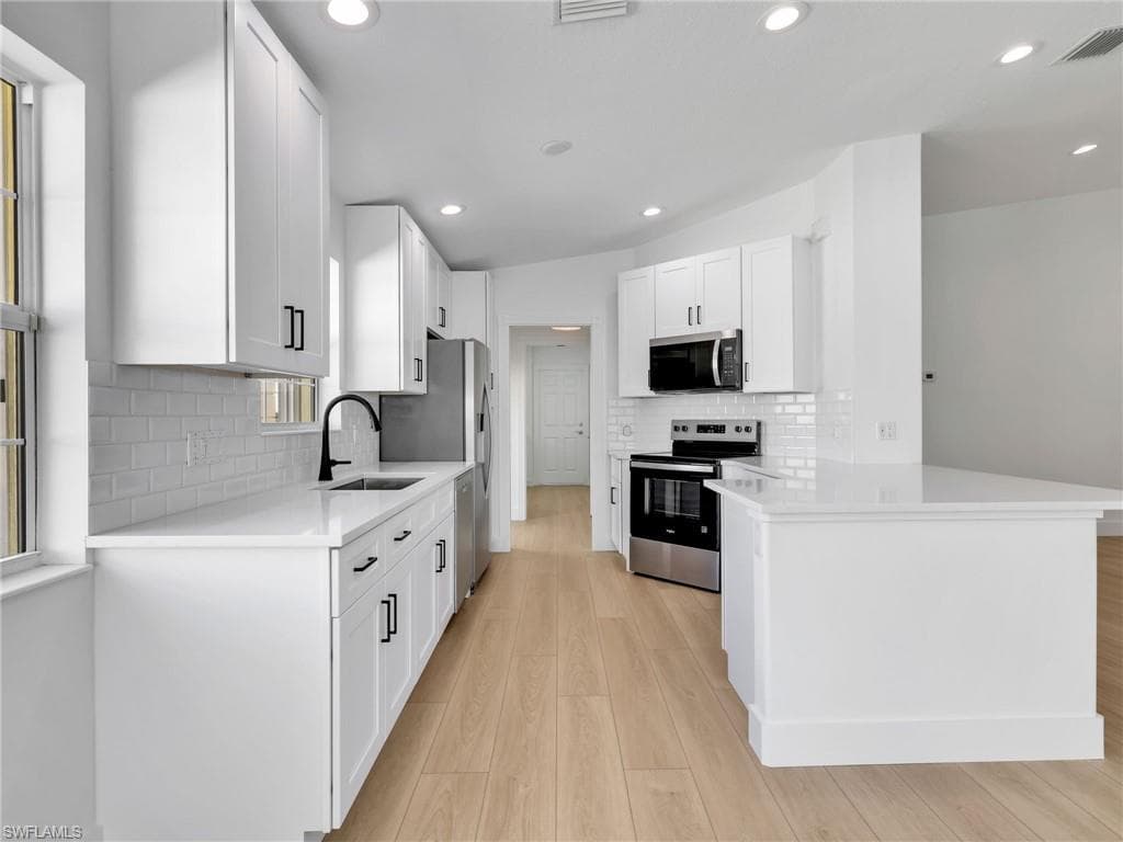 8205 Xenia Ln, Naples, FL 34114-3