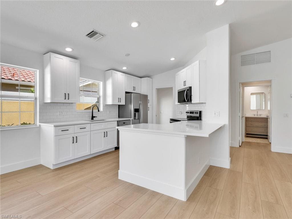 8205 Xenia Ln, Naples, FL 34114-5