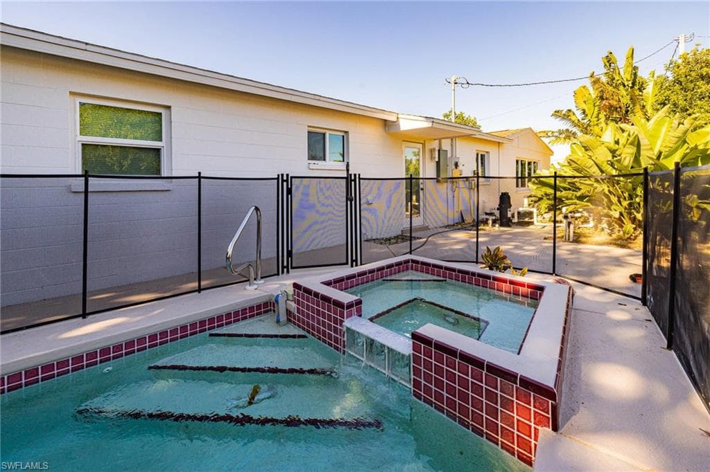 204 Alabama Ct, Lehigh Acres, FL 33936-8