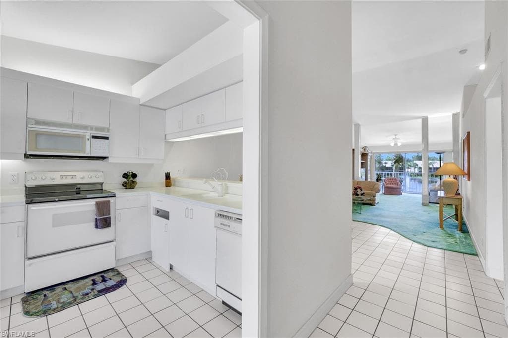 2372 Hidden Lake Dr 808, Naples, FL 34112-11