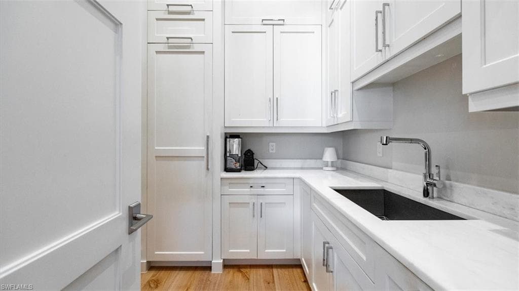 1935 7th St S, Naples, FL 34102-5