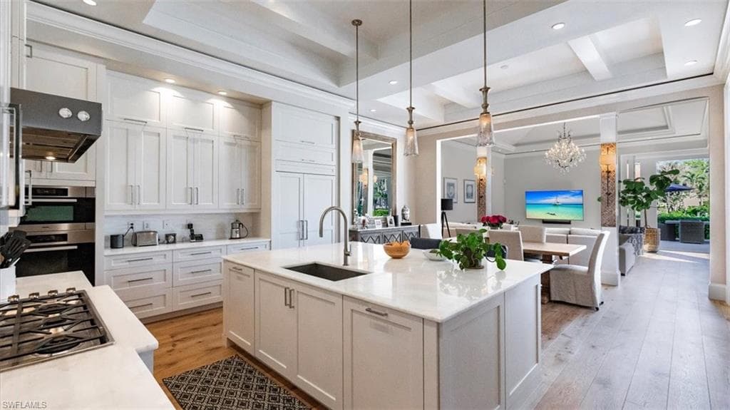 1935 7th St S, Naples, FL 34102-6