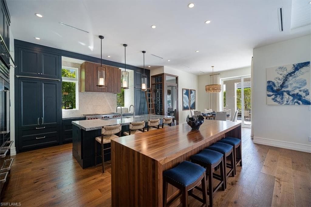 1660 Dolphin Ct, Naples, FL 34102-19