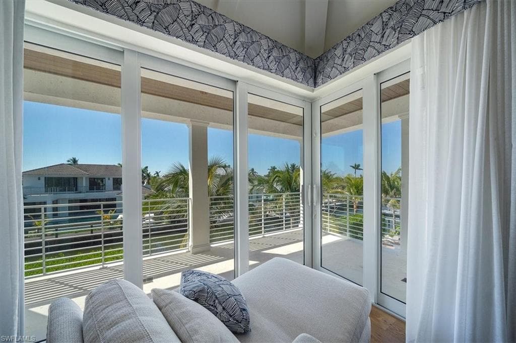 1660 Dolphin Ct, Naples, FL 34102-26