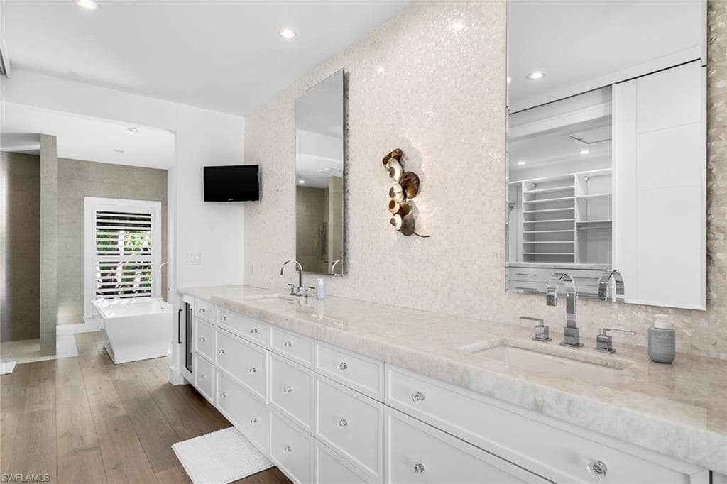 2160 Kingfish Rd, Naples, FL 34102-26