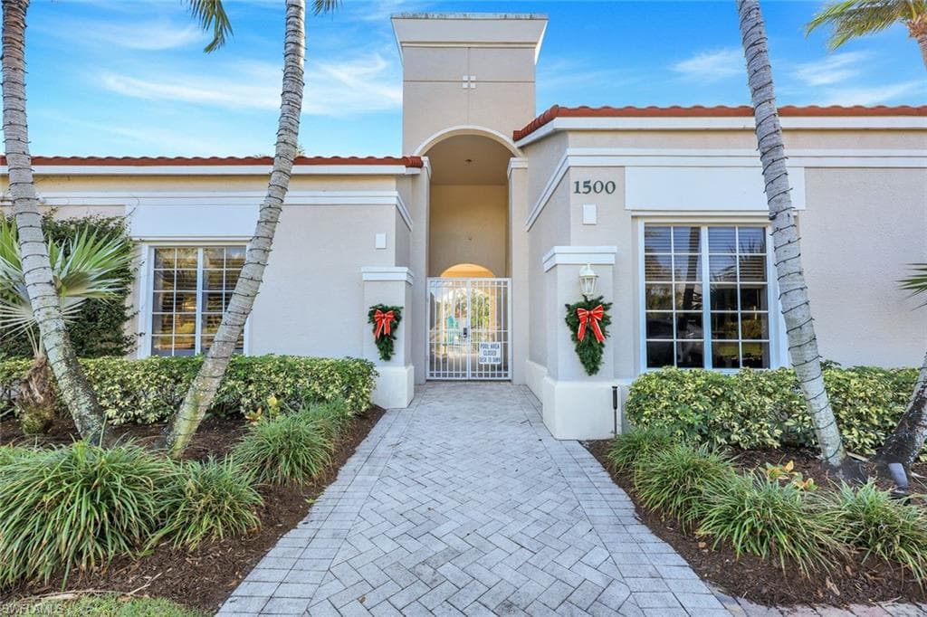 1610 Clermont Dr I-201, Naples, FL 34109-24