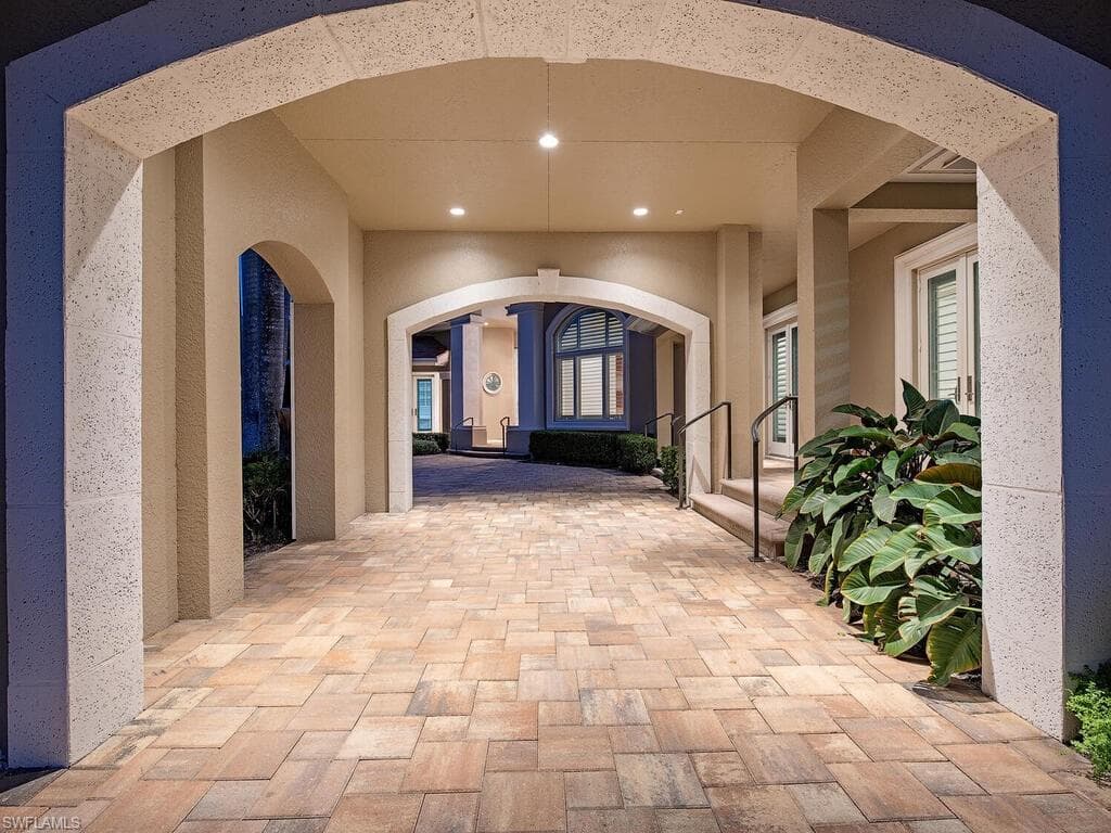 2835 Silverleaf Ln, Naples, FL 34105-10