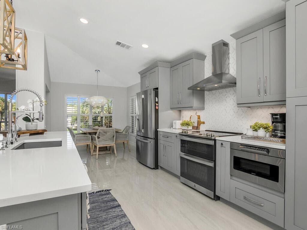 816 Carrick Bend Cir 202, Naples, FL 34110-23