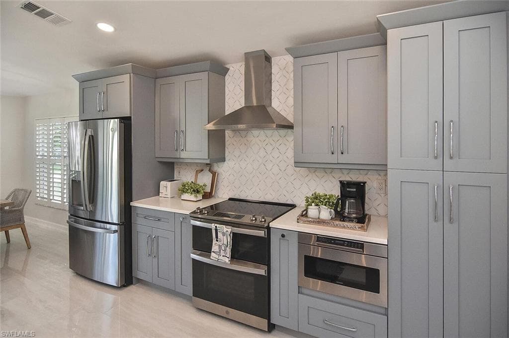 816 Carrick Bend Cir 202, Naples, FL 34110-25