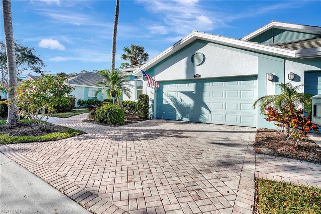 737 Mainsail Pl, Naples, FL 34110-2