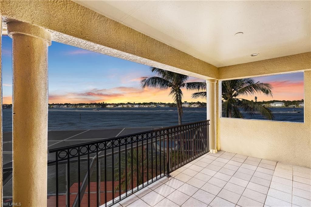 2050 Kingfish Rd, Naples, FL 34102-32