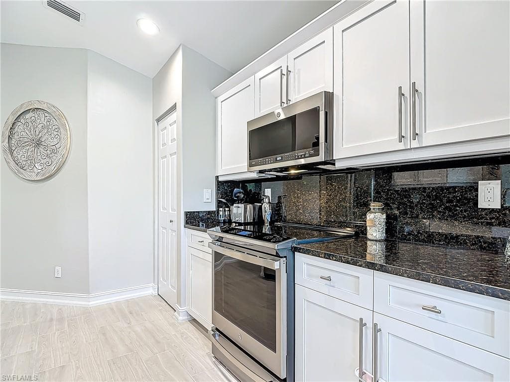 780 Tarpon Cove Dr 201, Naples, FL 34110-15