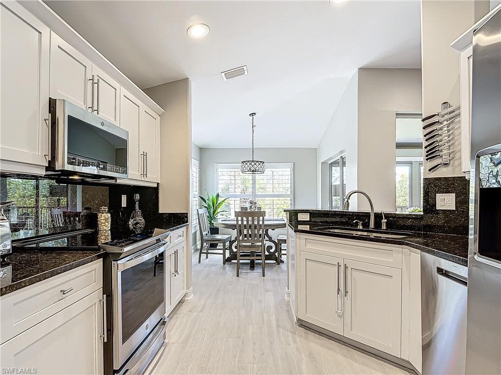 780 Tarpon Cove Dr 201, Naples, FL 34110-3
