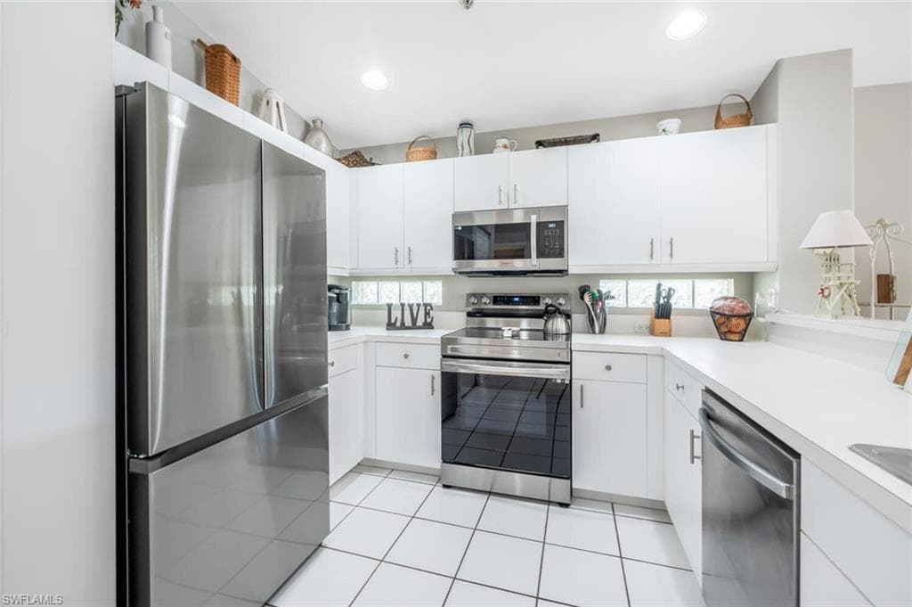 1035 Tarpon Cove Dr 201, Naples, FL 34110-12