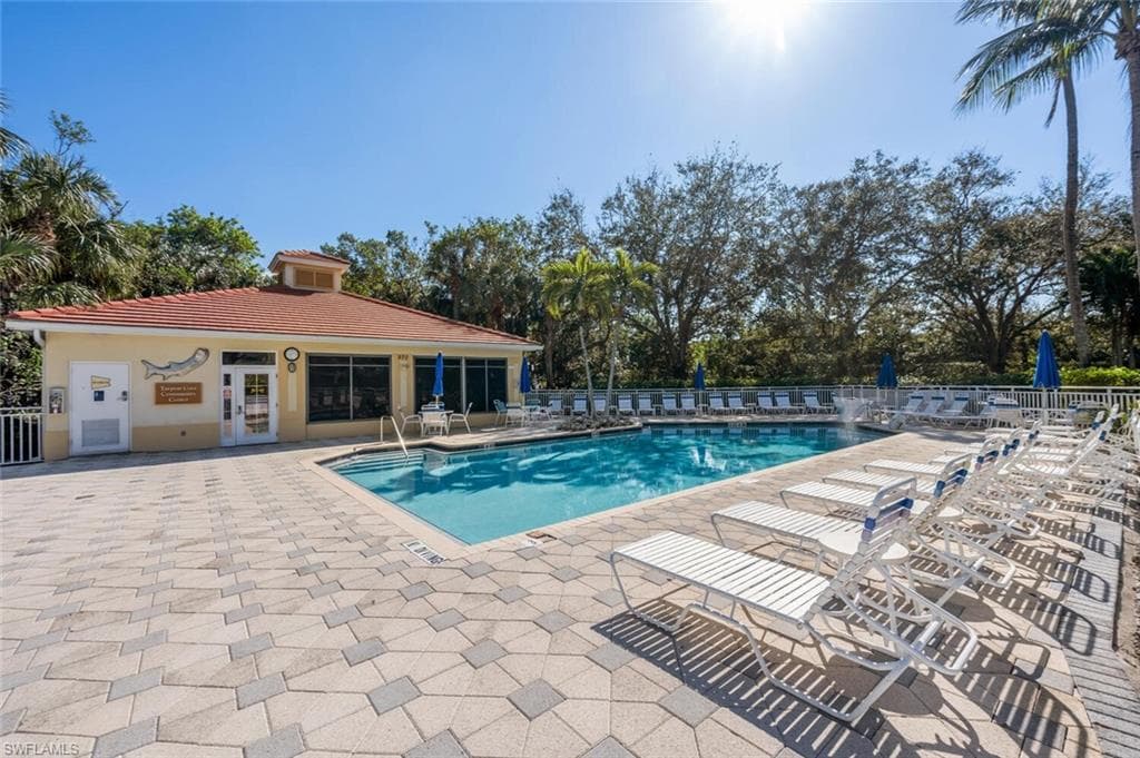 1035 Tarpon Cove Dr 201, Naples, FL 34110-26