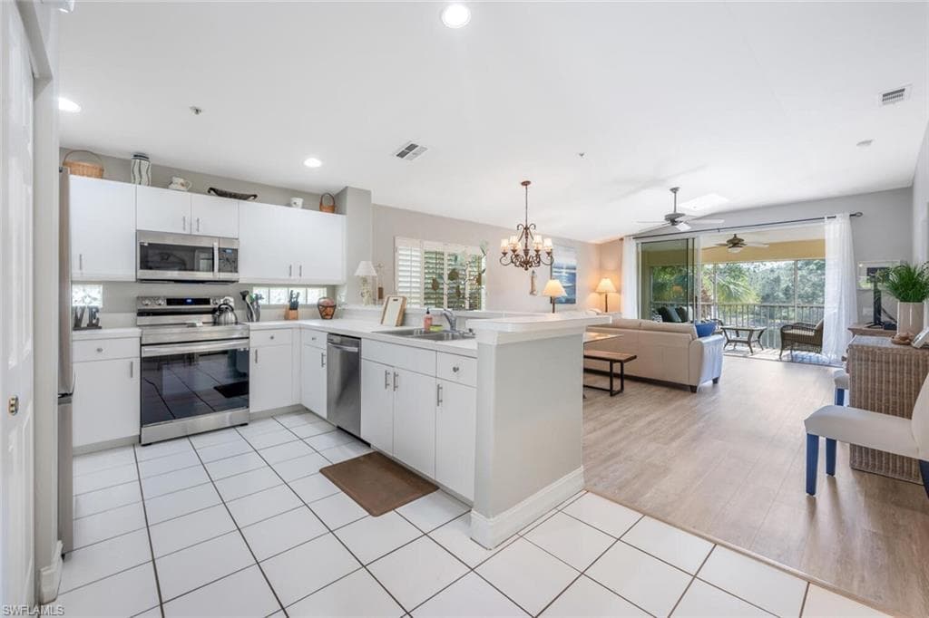 1035 Tarpon Cove Dr 201, Naples, FL 34110-4