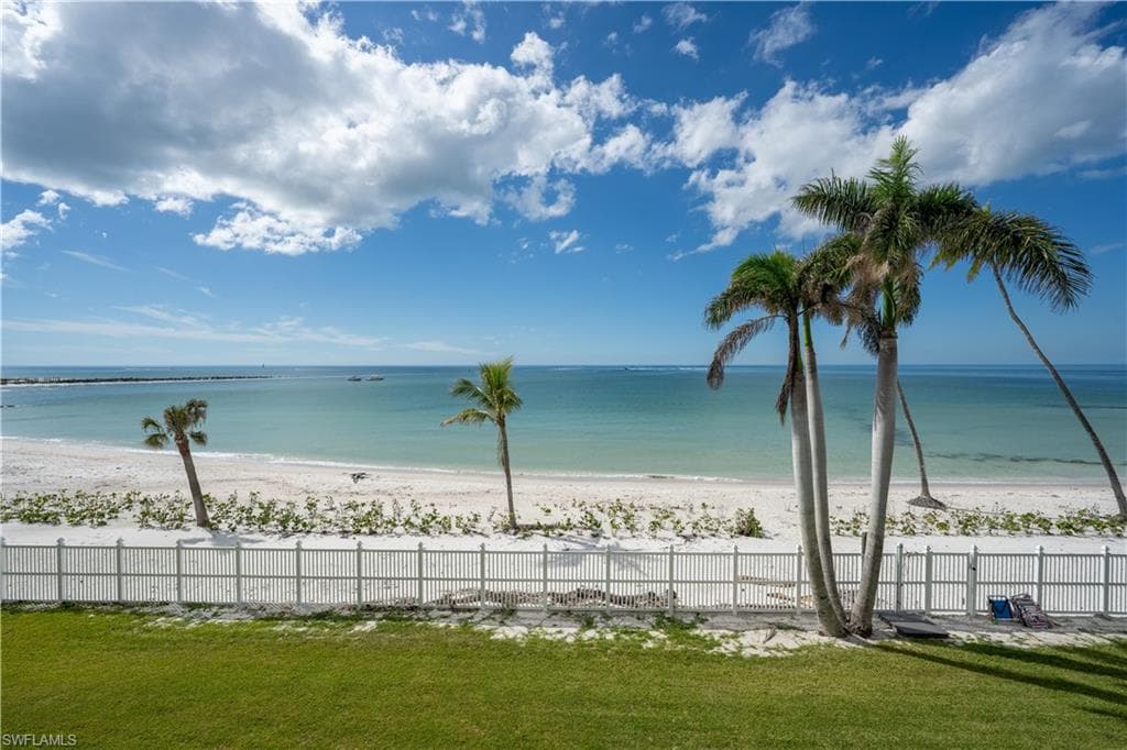 100 Bay Rd, Naples, FL 34102-7