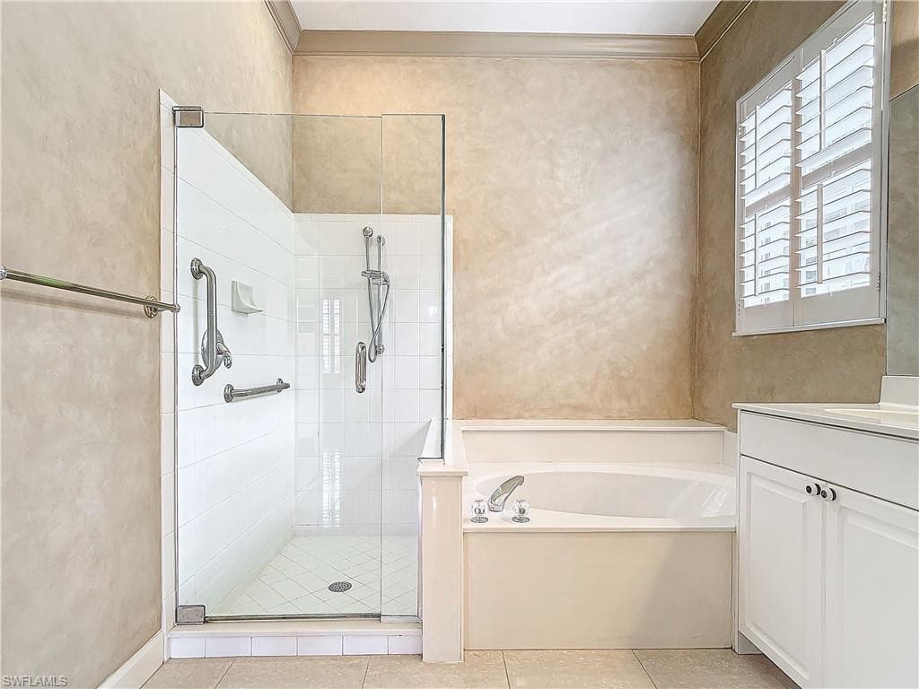 2325 Island Cove Cir, Naples, FL 34109-26