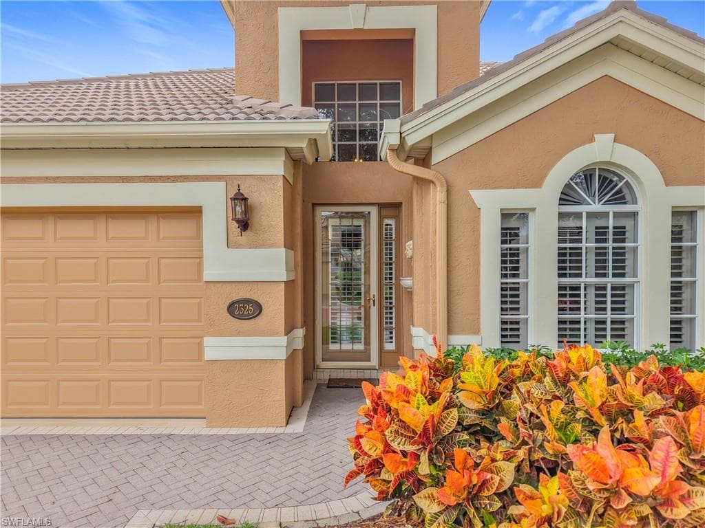 2325 Island Cove Cir, Naples, FL 34109-4