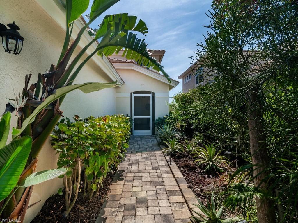 158 Eveningstar Cay, Naples, FL 34114-4
