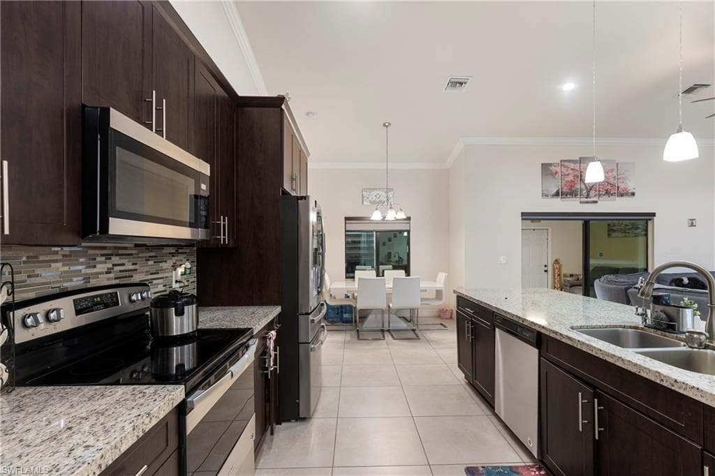 1015 Greenwood Ave, Lehigh Acres, fl 33972-9