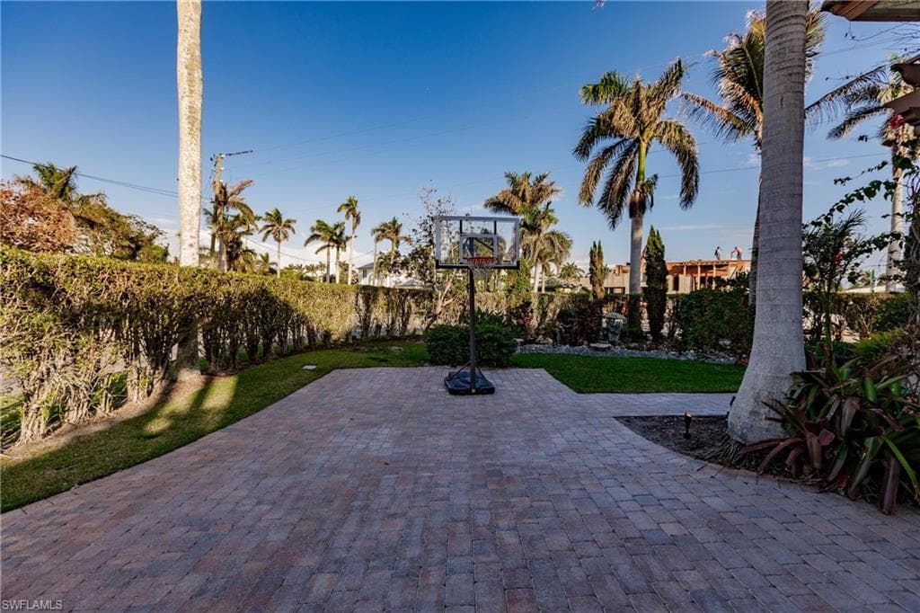 1801 Kingfish Rd, Naples, FL 34102-22