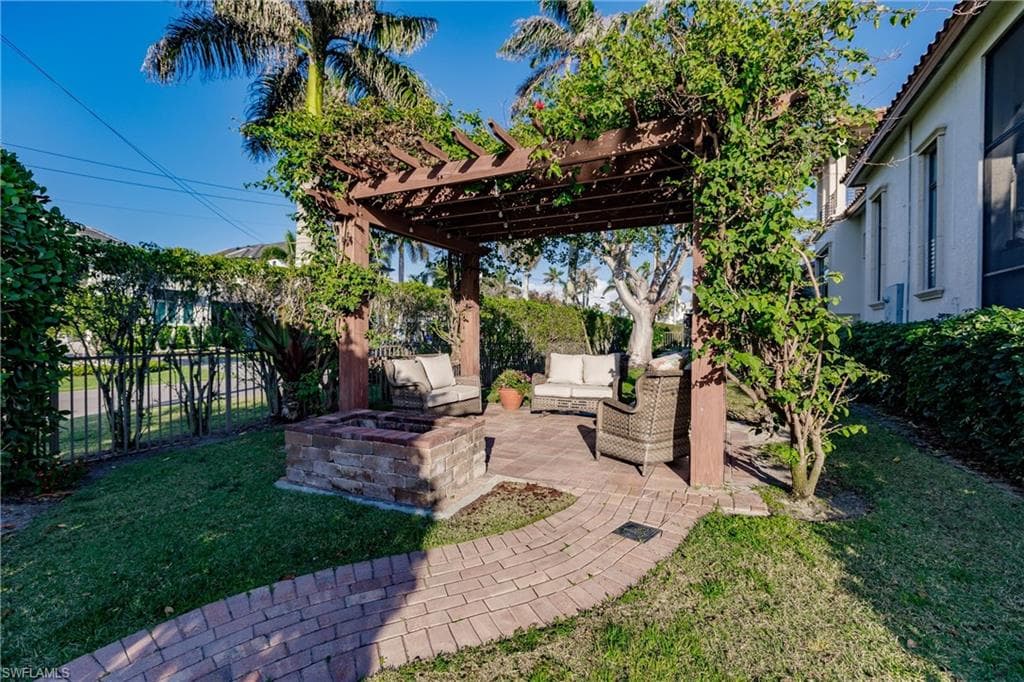 1801 Kingfish Rd, Naples, FL 34102-24