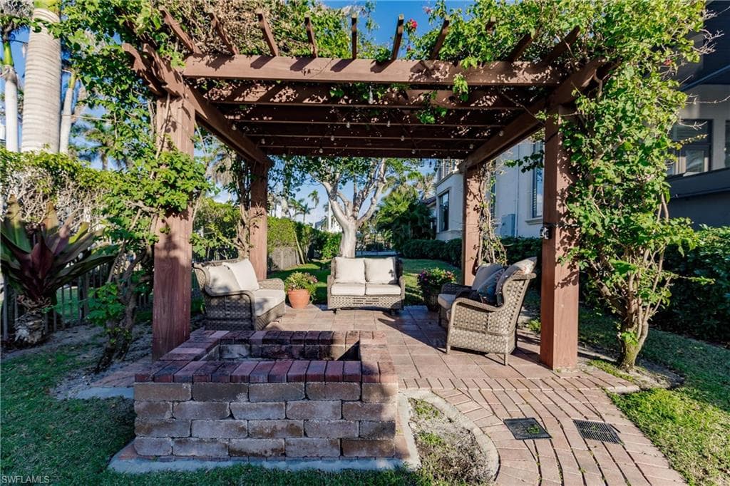 1801 Kingfish Rd, Naples, FL 34102-25