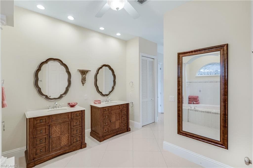 914 Spanish Moss Trl, Naples, FL 34108-32