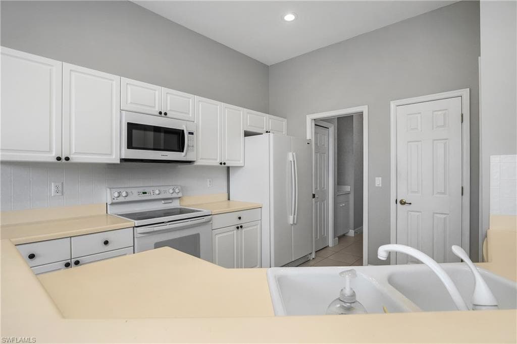 2272 Island Cove Cir, Naples, FL 34109-16
